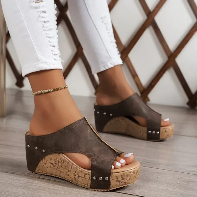 Momount platform kile-sandaler dame – sort kork med peep-toe, mule og nittedetaljer