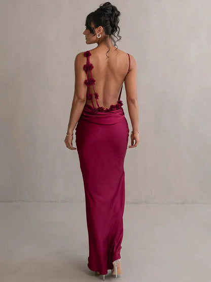 Serenity – Elegant satin bodycon-maxikjole med vandfaldsudskæring