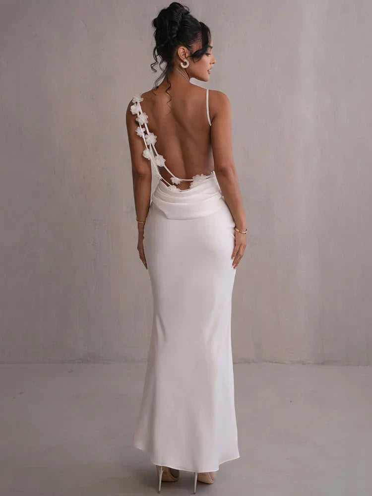 Serenity – Elegant satin bodycon-maxikjole med vandfaldsudskæring