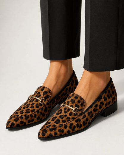 Mocasini leopard de damă cu vârf ascuțit și accesoriu metalic — imagine de produs 1