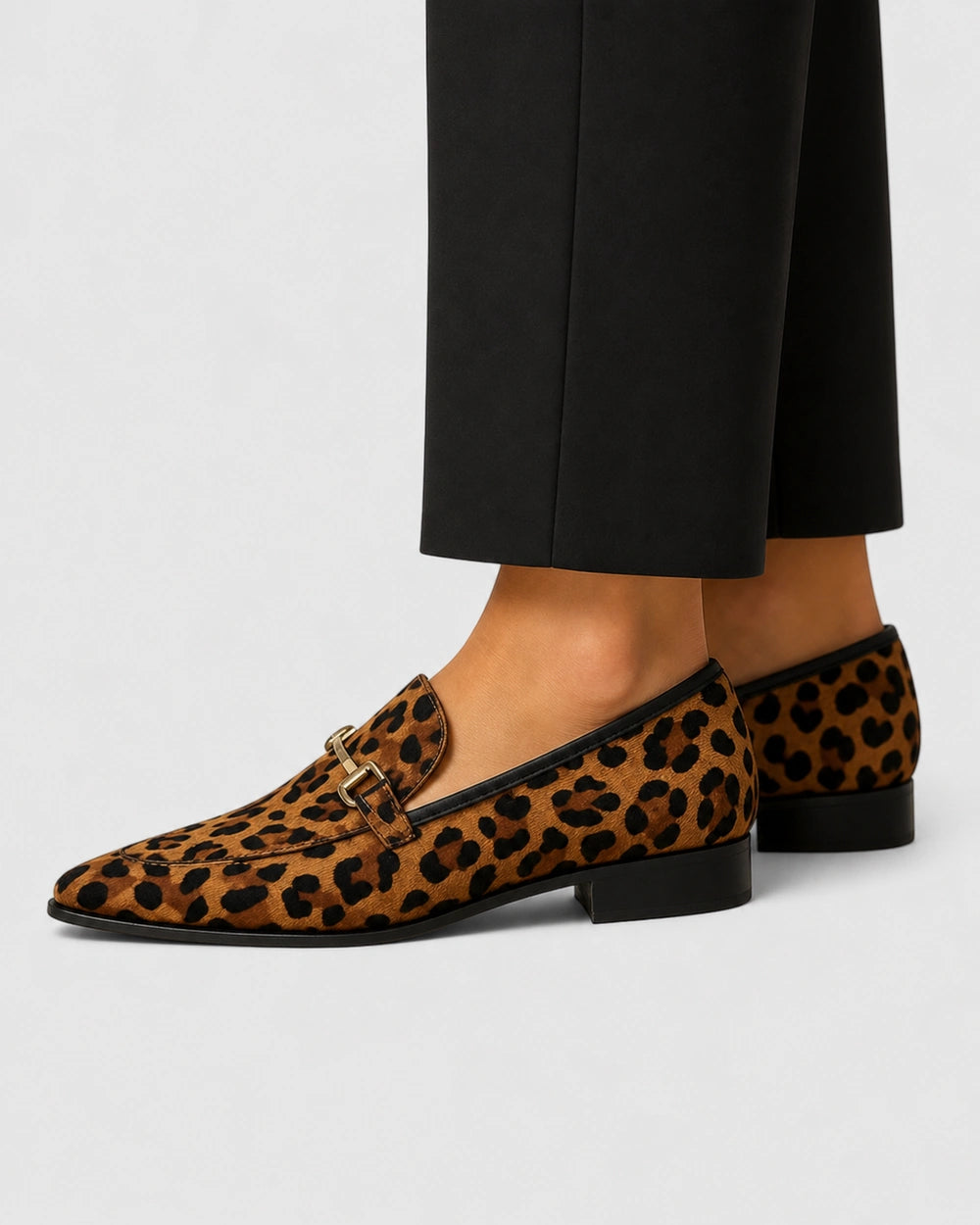 Mocasini leopard de damă cu vârf ascuțit și accesoriu metalic — imagine de produs 4