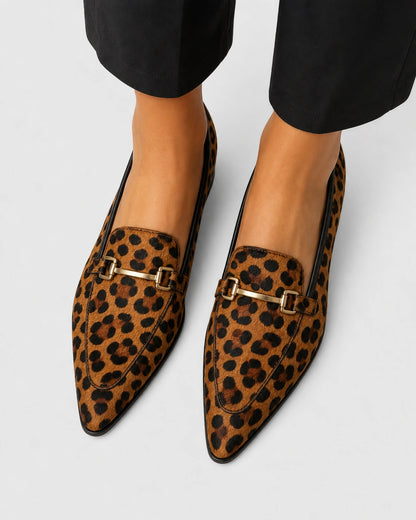 Mocasini leopard de damă cu vârf ascuțit și accesoriu metalic — imagine de produs 5