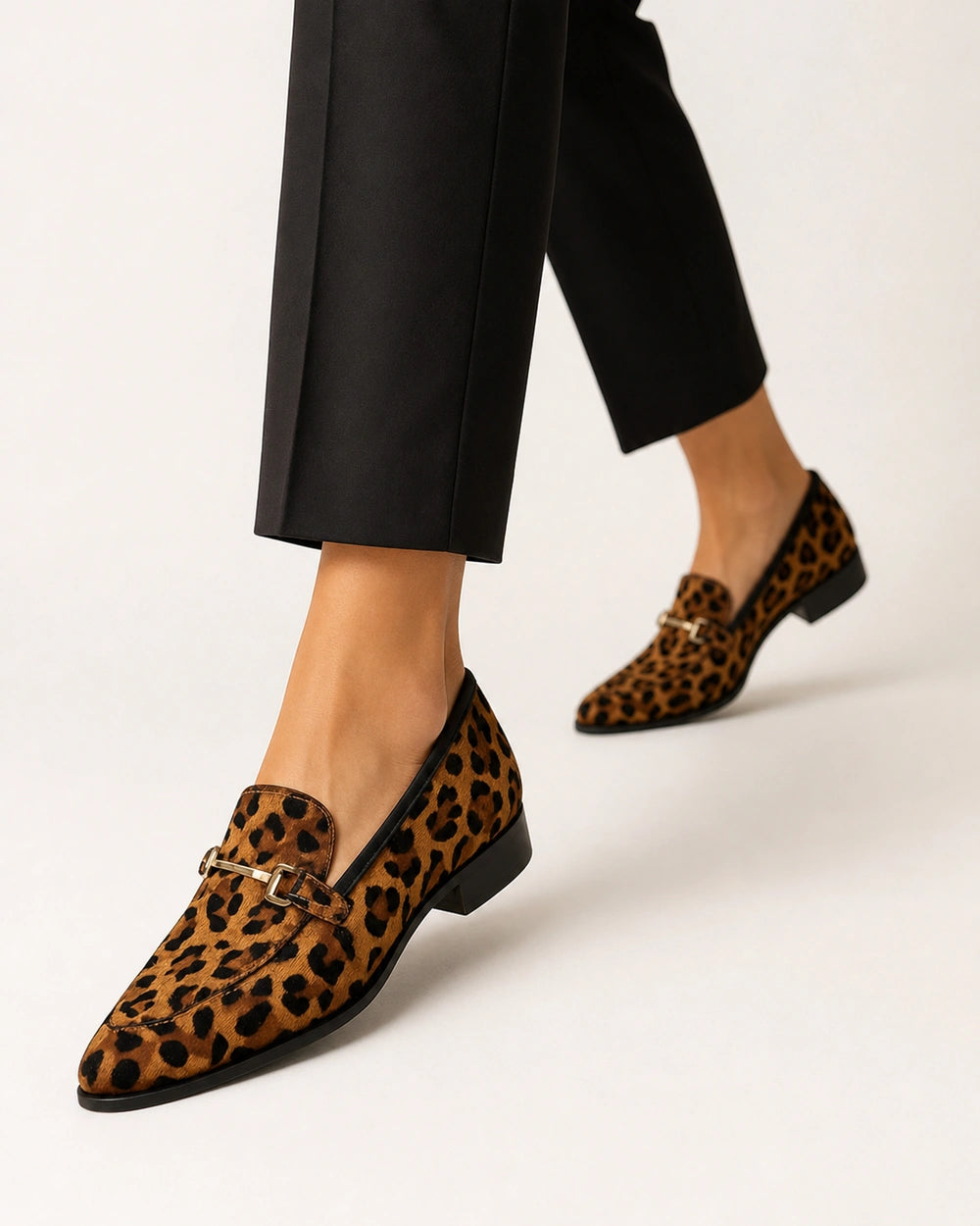 Mocasini leopard de damă cu vârf ascuțit și accesoriu metalic — imagine de produs 7
