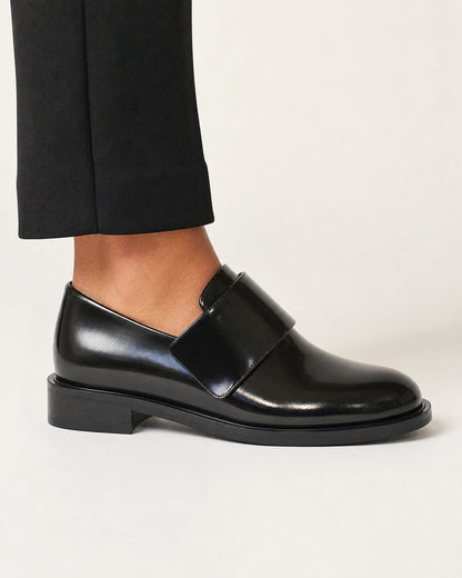 Mocassins pretos brilhantes de senhora com tira — imagem do produto 4