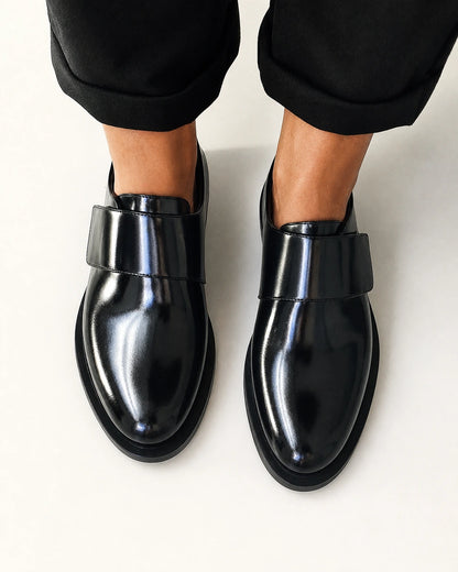 Mocassins pretos brilhantes de senhora com tira — imagem do produto 5