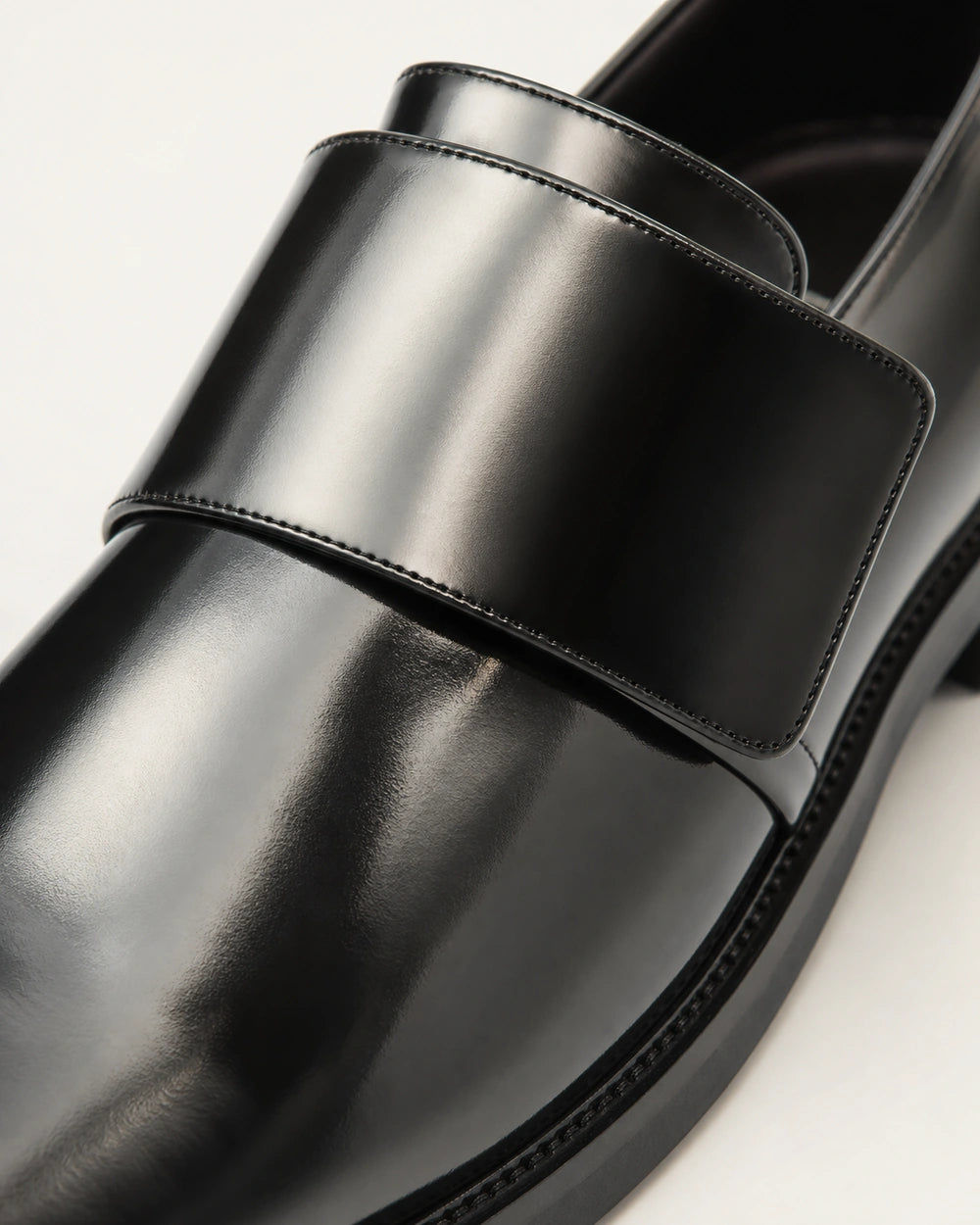 Mocassins pretos brilhantes de senhora com tira — imagem do produto 6