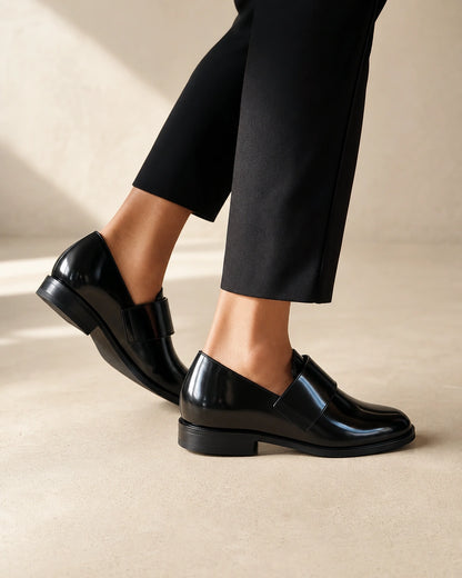 Mocassins pretos brilhantes de senhora com tira — imagem do produto 7