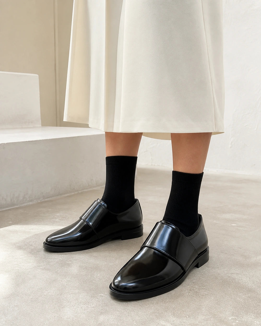 Mocassins pretos brilhantes de senhora com tira — imagem do produto 8