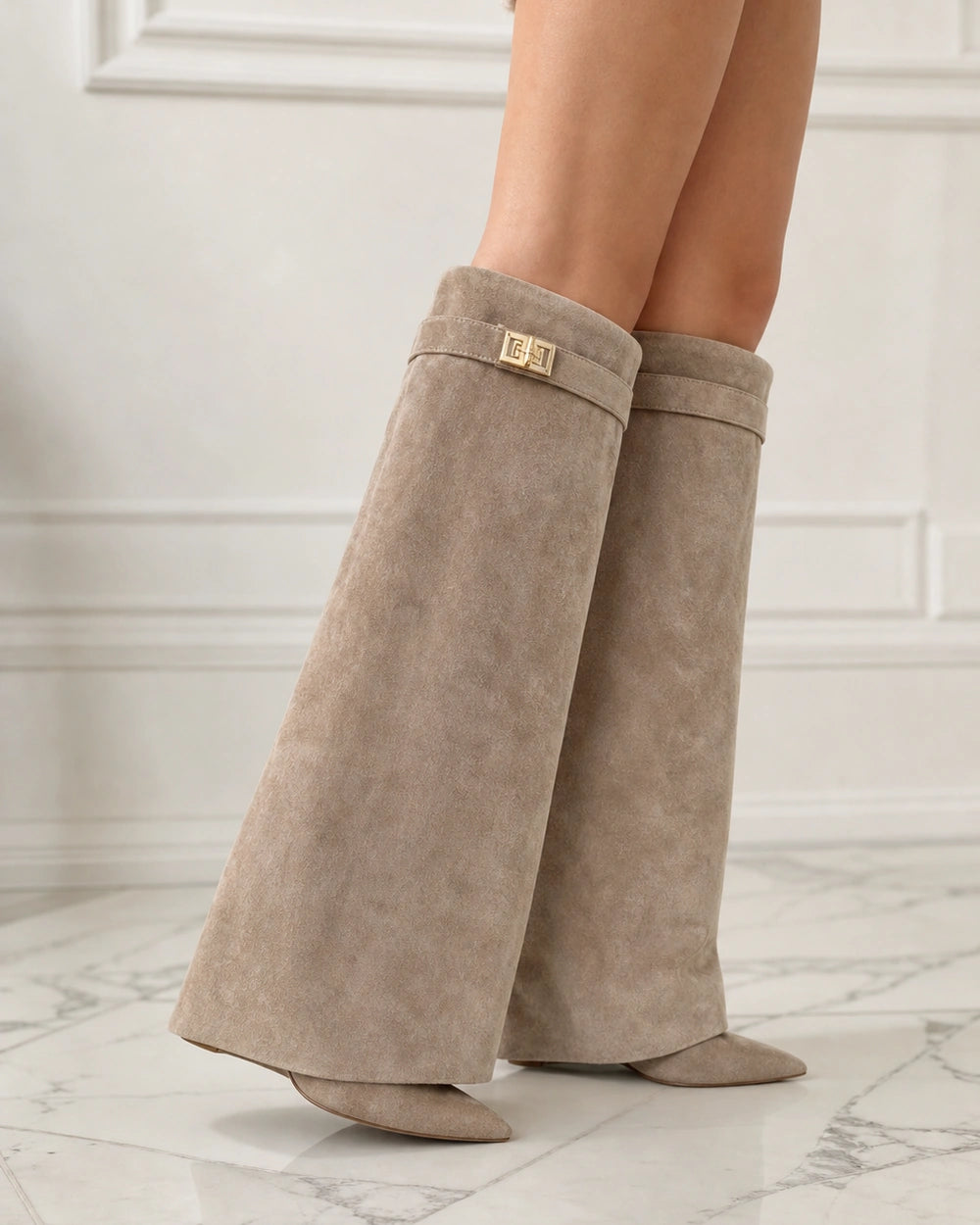 Momount Women Gold-Buckle Knee-High Boots – Pointed Toe, Hidden Wedge, beige, lateral profile.