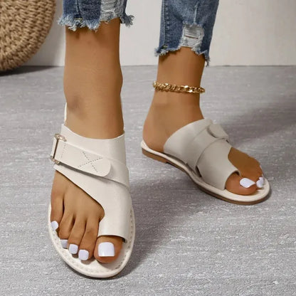 Momount flade sandaler dame – sort læder med tå-ring, spænde og slide-design