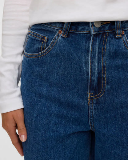 Women's high-rise barrel jeans in Medium blue, detail view. — womens-barrel-jeans-medium-blue-05-waist-detail.webp